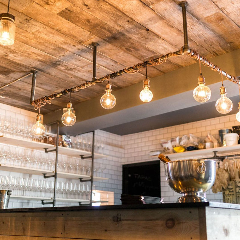 Skab en elegant og ordentlig arbejdsplads i dit restaurant med vores pladsbesparende loftmonterede Joey-bøjlestang til lamper.