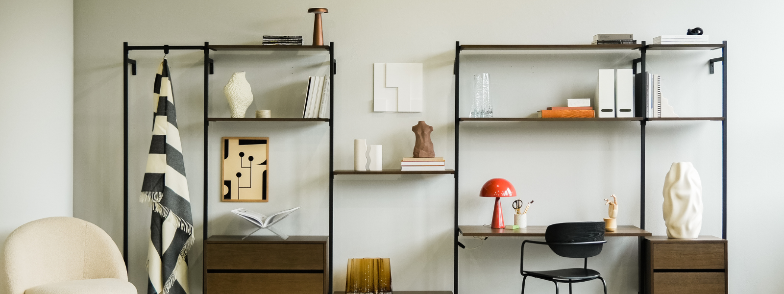 Mit Stangen + Regalen + Schreibtisch