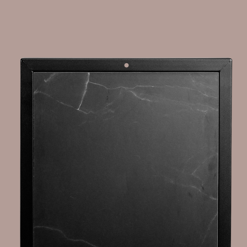 Frame Leonardo - Minimalistisk mat sort tøjstativ med hylde i marmor-look