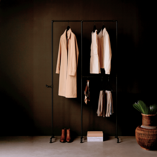 Wild Bill Elliot – Fritstående tøjstativ i sorte vandrør