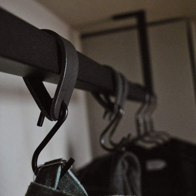 Nærbillede af sort bøjlestang i firkantet form i det moderne industrielt design til garderobe og kroge