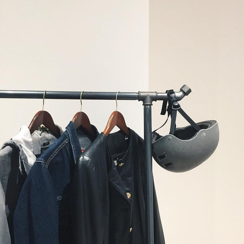 Bonnie fritstående tøjstativs tilføjelse af en krog gør det let at skabe orden i garderoben og hænge jakker eller tasker.