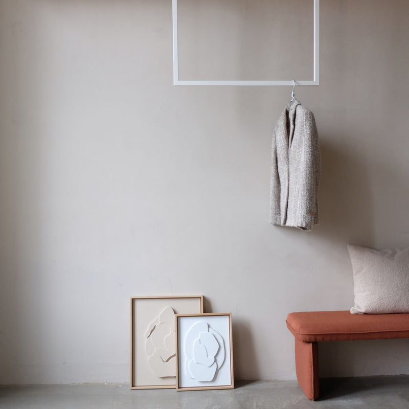 Hvidt elegant ophæng til loftet for minimalistisk opbevaring