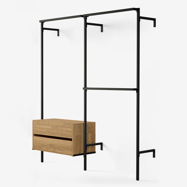 Begehbarer Kleiderschrank aus schwarzen, quadratischen Eisenrohren mit Kleiderstangen für lange und kurze Kleidung und Kommode aus klassischer Eiche