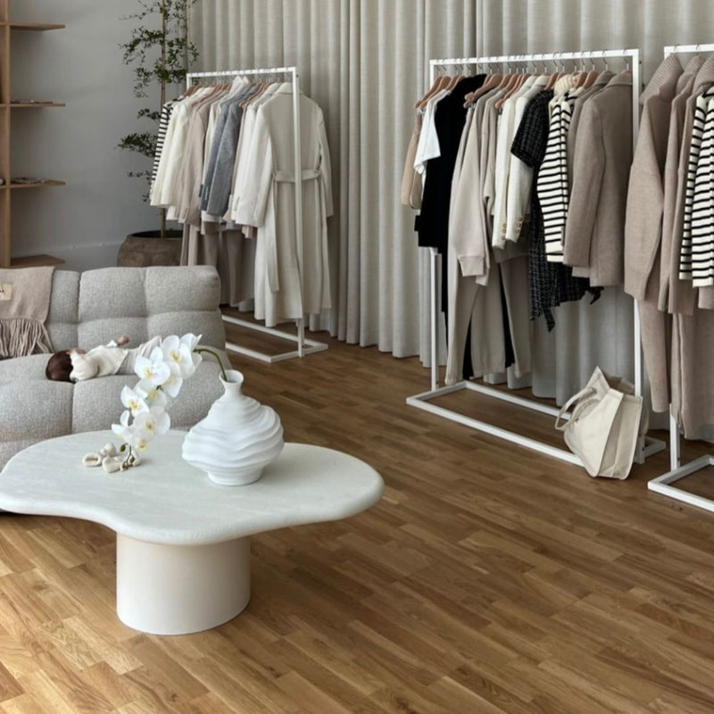 Moderne og enkle fritstående tøjstativer, der er perfekte til tøjbutikker, hvide