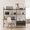 modernes Regalsystem mit integrierten Schubfächern und Schreibtisch als funktionales Homeoffice Setup