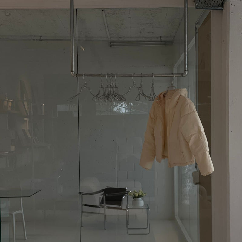 Joey loftmonteret bøjlestang er den ideelle løsning til at organisere garderoben i enhver professionel indstilling, herunder butikker og restauranter.