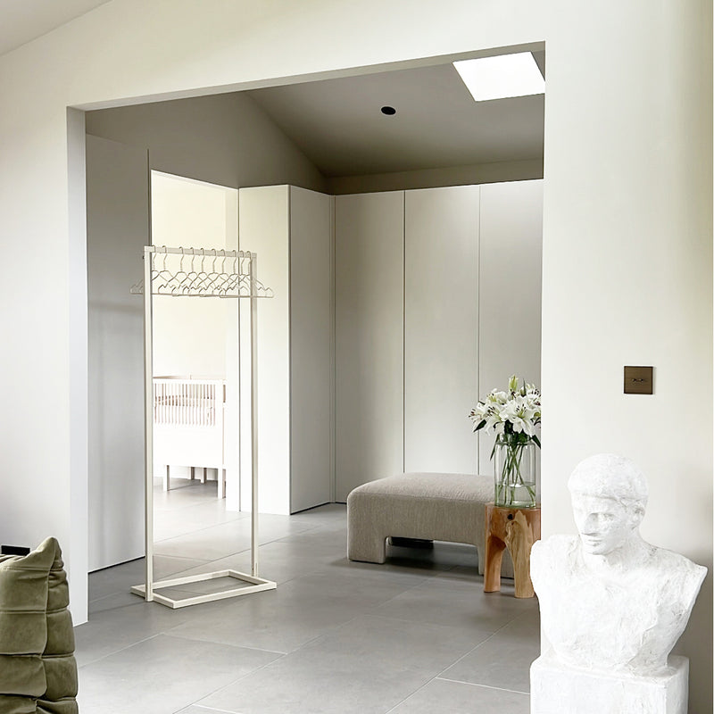 Tøjstativ i beige til entre, soveværelse og kontor - designet af Tina maria
