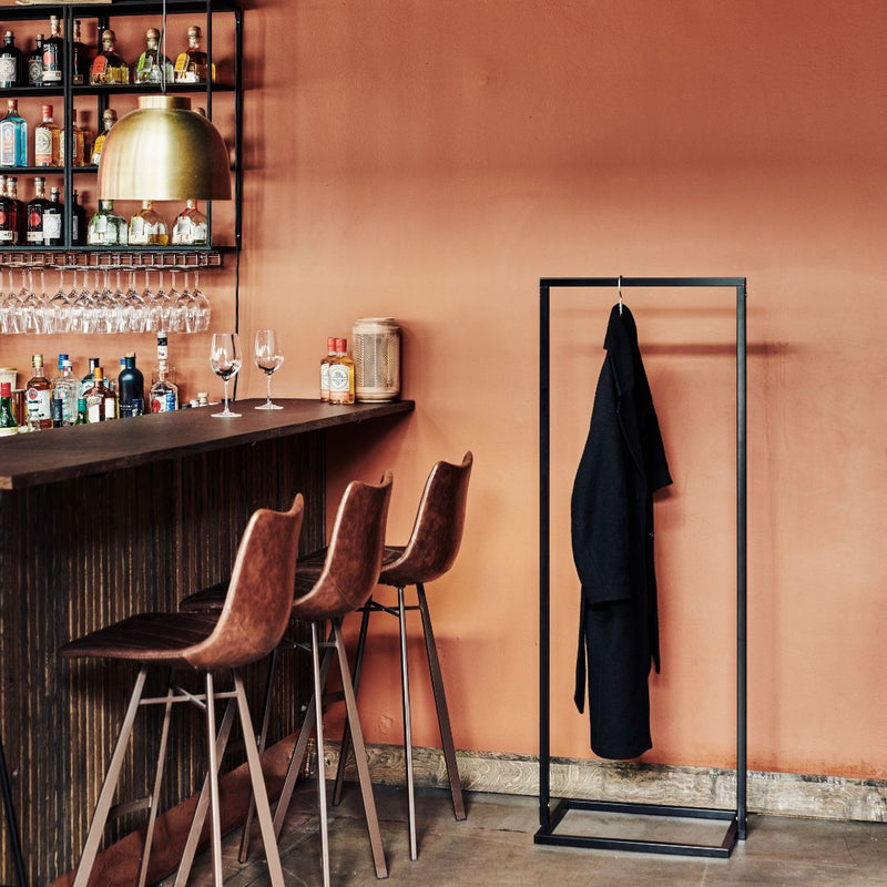 Fritstående knagerække robust som knagerække i en bar til gæsternes jakker lavet af sorte jernstænger