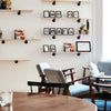 Schmale Wandmontierte Regale im Wohnzimmer als Fotowand mit Bilderrahmen minimalistischer einrichtungsstil