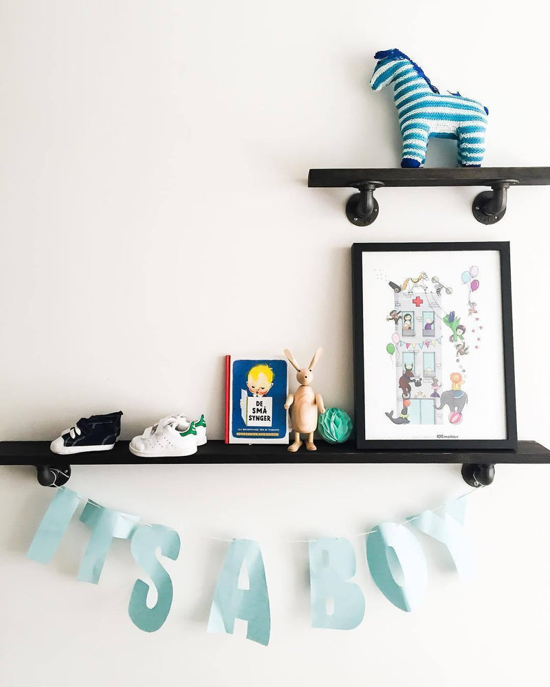 Schmale Wandmontierte Regale im Kinderzimmer mit Fotos und Stofftieren als Dekoration im modernen Stil
