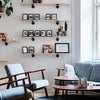 Schmale Wandmontierte Regale aus Kiefernholz mit dunklen Wasserrohren für Fotos im Wohnzimmer