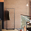 Fritstående knagerække som garderobe i restauranten til gæster minimalistisk design 