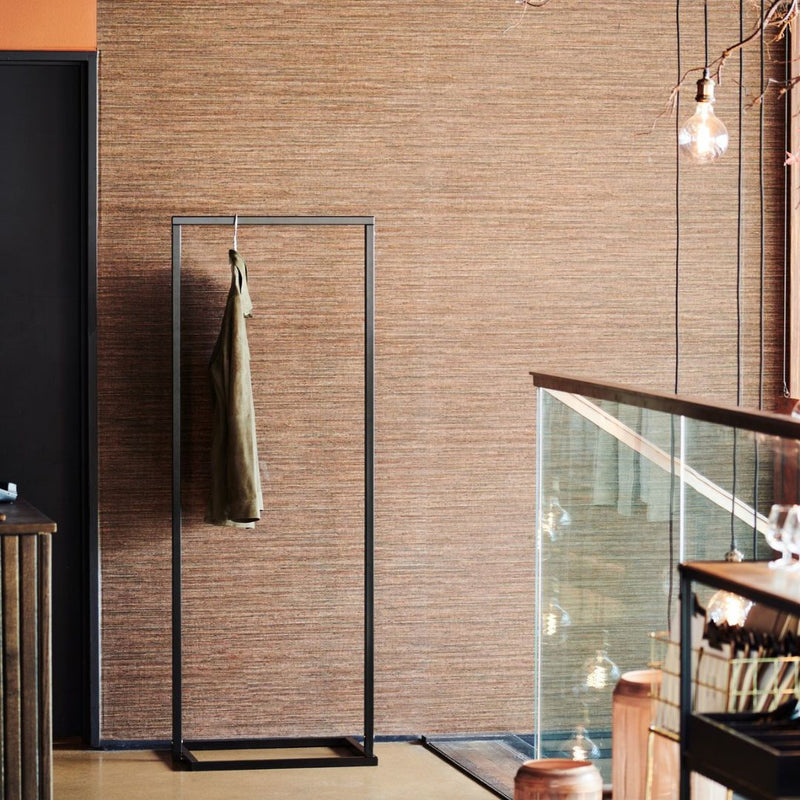 Fritstående knagerække som garderobe i restauranten til gæster minimalistisk design 