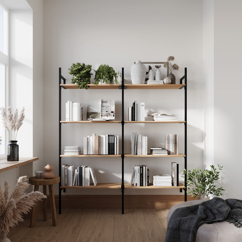 Minimalistisk moderne væghængt bogreol lavet af sorte profilrør og egetræ til stuen
