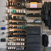 Kleine Kleiderhaken im industriellen Design zum Aufhängen von Taschen im begehbaren Kleiderschrank