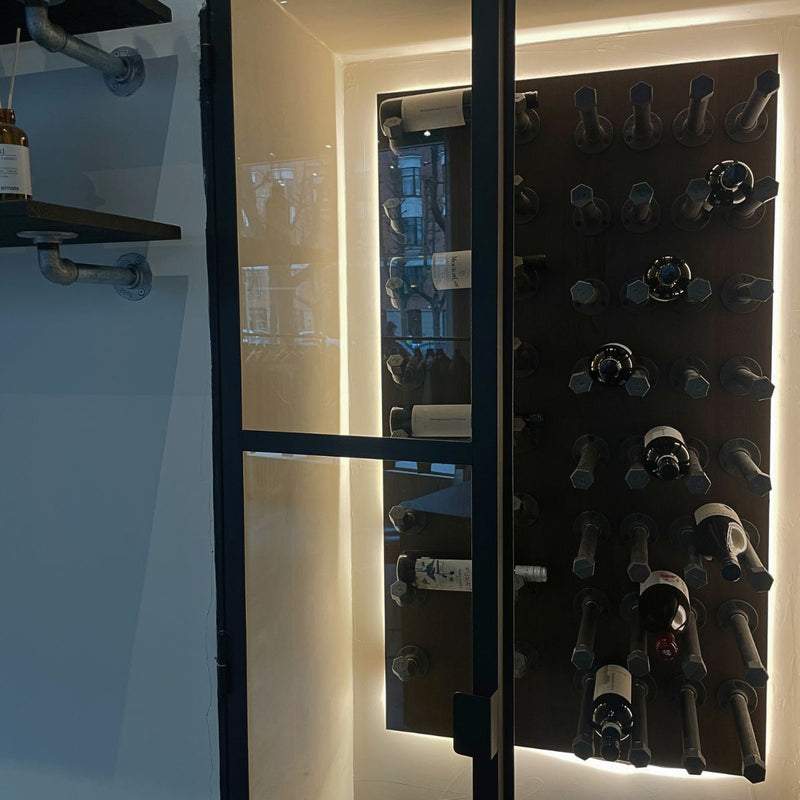Kleiderhaken im Weinkeller zum Aufbewahren der Weinsammlung modern und praktisch