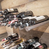 Moderne praktische Aufbewahrung von Weinflaschen und Weinsammlung mit Wasserrohren