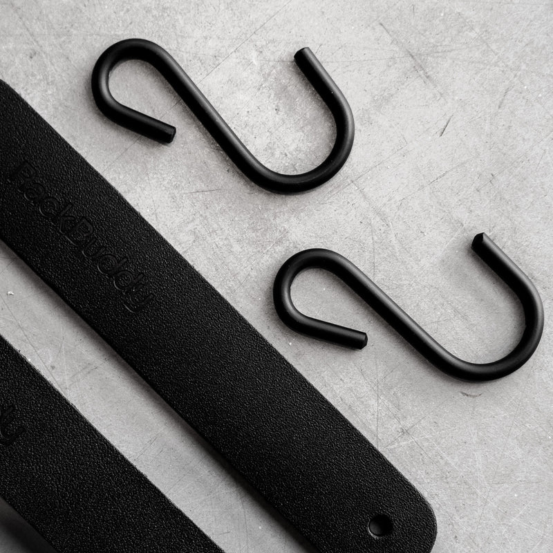 Schwarze S-Haken mit schwarze Lederriemen
