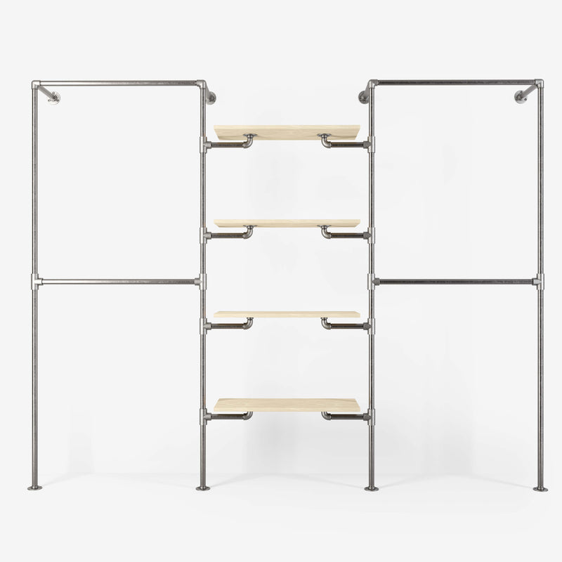 Begehbarer offener Kleiderschrank aus silbernen Eisenrohren mit Kleiderstangen für kurze Kleidung und höhenverstellbaren Regalböden aus heller Kiefer