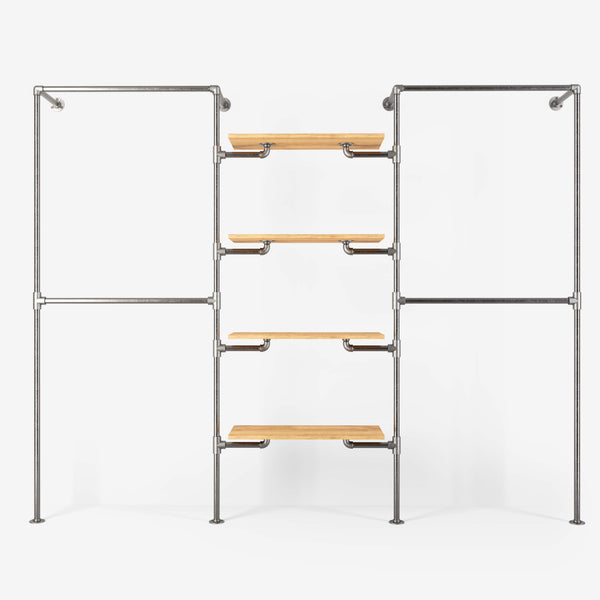 Begehbarer offener Kleiderschrank aus silbernen Eisenrohren mit Kleiderstangen für kurze Kleidung und höhenverstellbaren Regalböden aus klassischer Eiche 