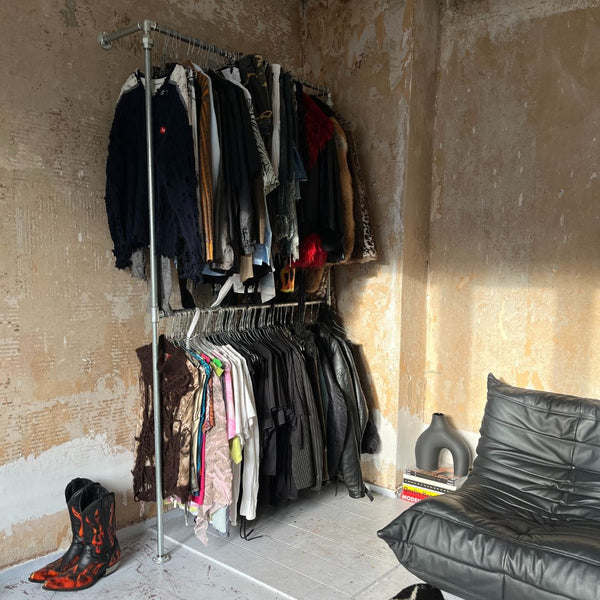 Skab orden i din garderobe med Bob Steele tøjstativet, der giver dobbelt hængeplads til effektiv organisering af tøj og accessories.