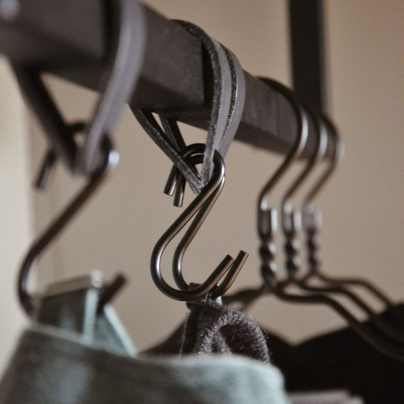 Nærbillede af bøjlestang i firkantet form i det moderne industrielt design til garderobe og kroge