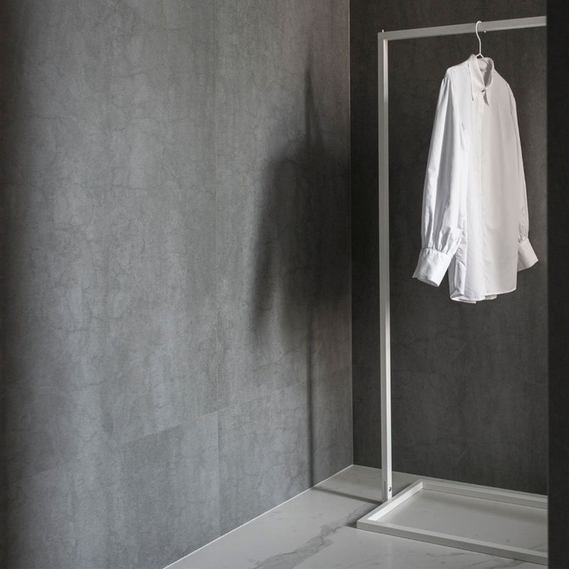 Hvidt tøjstativ til det rå showroom 