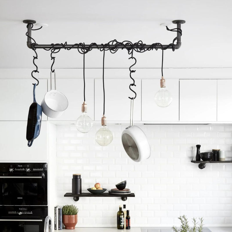 Optimer din køkkenindretning med vores alsidige loftmonterede Joey-bøjlestang, ideel til praktisk opbevaring af både køkkenredskaber og belysning.
