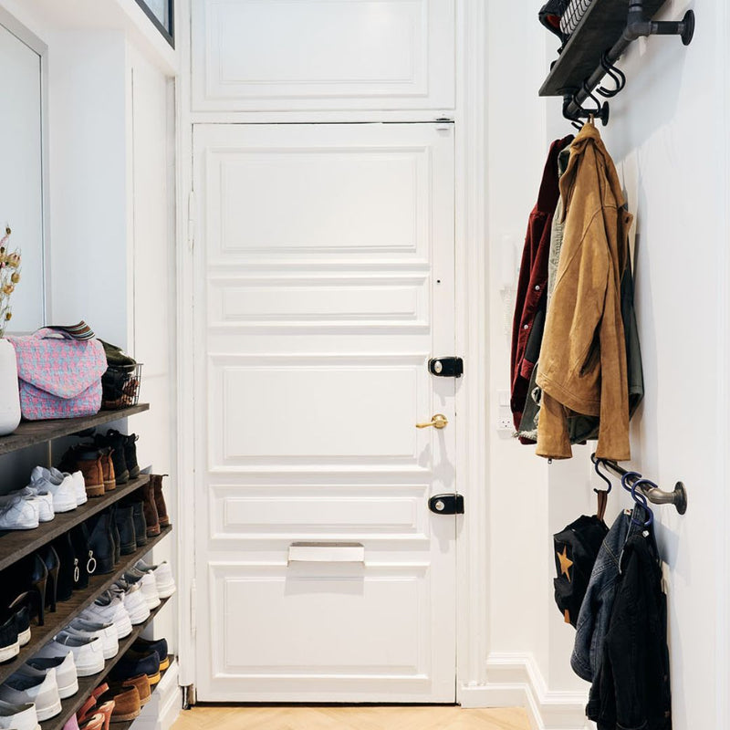 Byd gæster velkommen med stil ved at installere Jolene tøjstativet med smarte kroge i din entré, der tilbyder praktisk ophængning af overtøj og tasker.