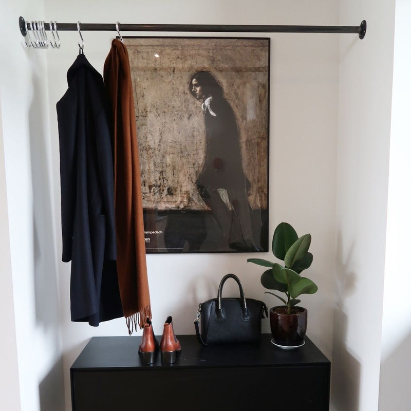 Giv dit rum et minimalistisk touch med Logan tøjstangen, der giver mulighed for enkel og elegant tøjophængning mellem væggene.