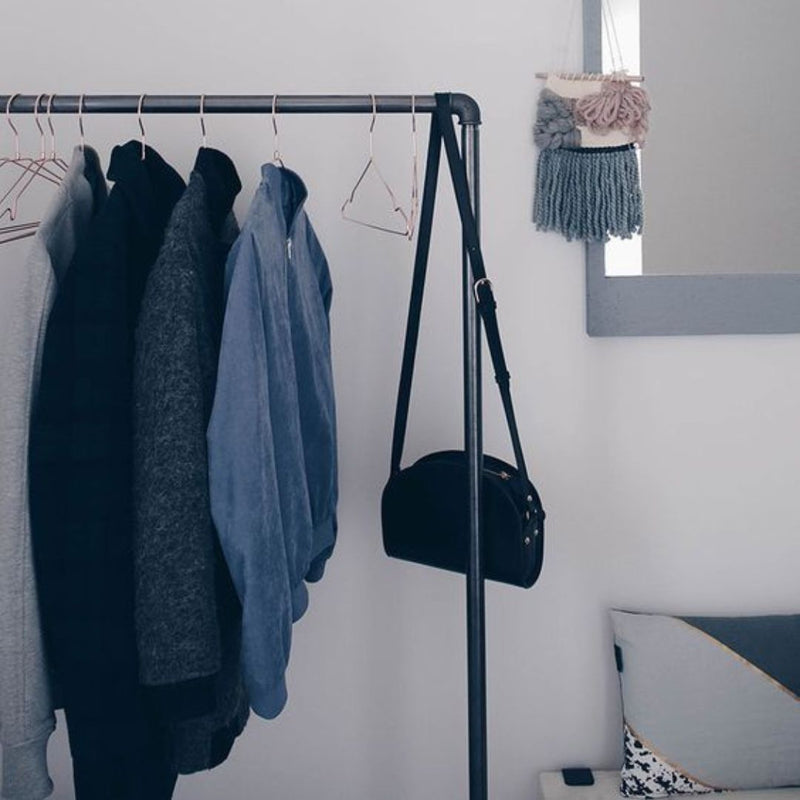 Giv din garderobe eller butik en ren og moderne æstetik med Roscoe tøjstativet, der leverer en simpel, men effektiv løsning til tøjopbevaring.