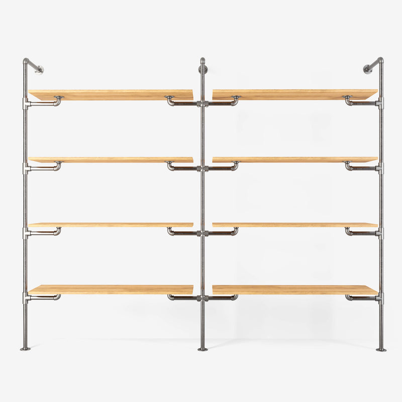 Walk-in garderobe med to rækker og fire hylder på begge sider i silver vandrør og klassisk egetræ