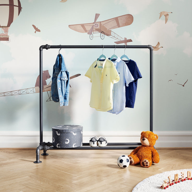 De rå og moderne tøjstativer til børn er den perfekte løsning til børneværelset. Stativerne kan justeres i højden efter behov.