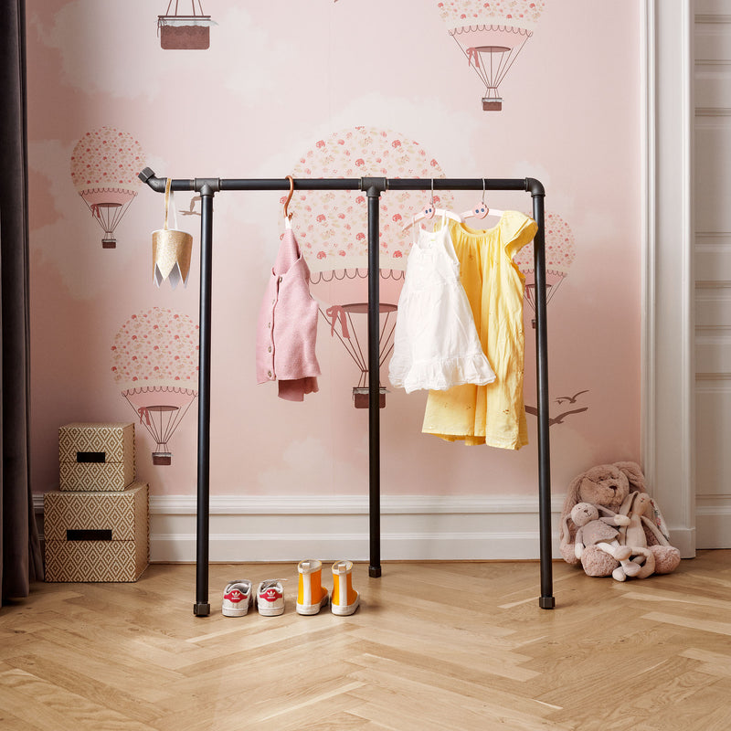 Sæt stil på garderoben med vores børnetøjstativer. Smukt design og kan justeres i højden som barnet vokser.