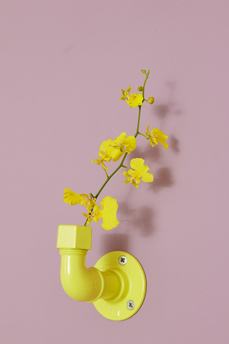 RackBuddy Claw tøjkrog i gul stylet med blomst